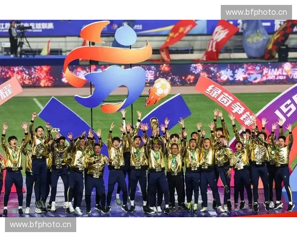 中国超级足球联赛激战正酣各支球队鏖战绿茵场争夺年度最高荣誉